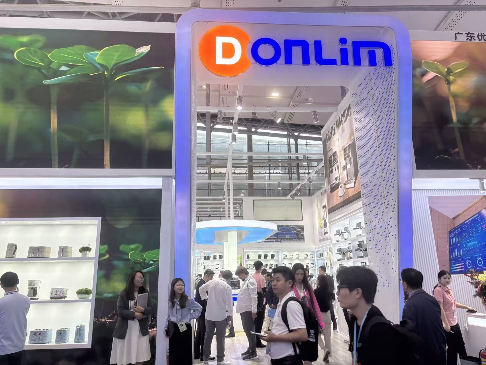 广交会上小家电出口企业展示的一角。  拍摄/第一财经记者王珍